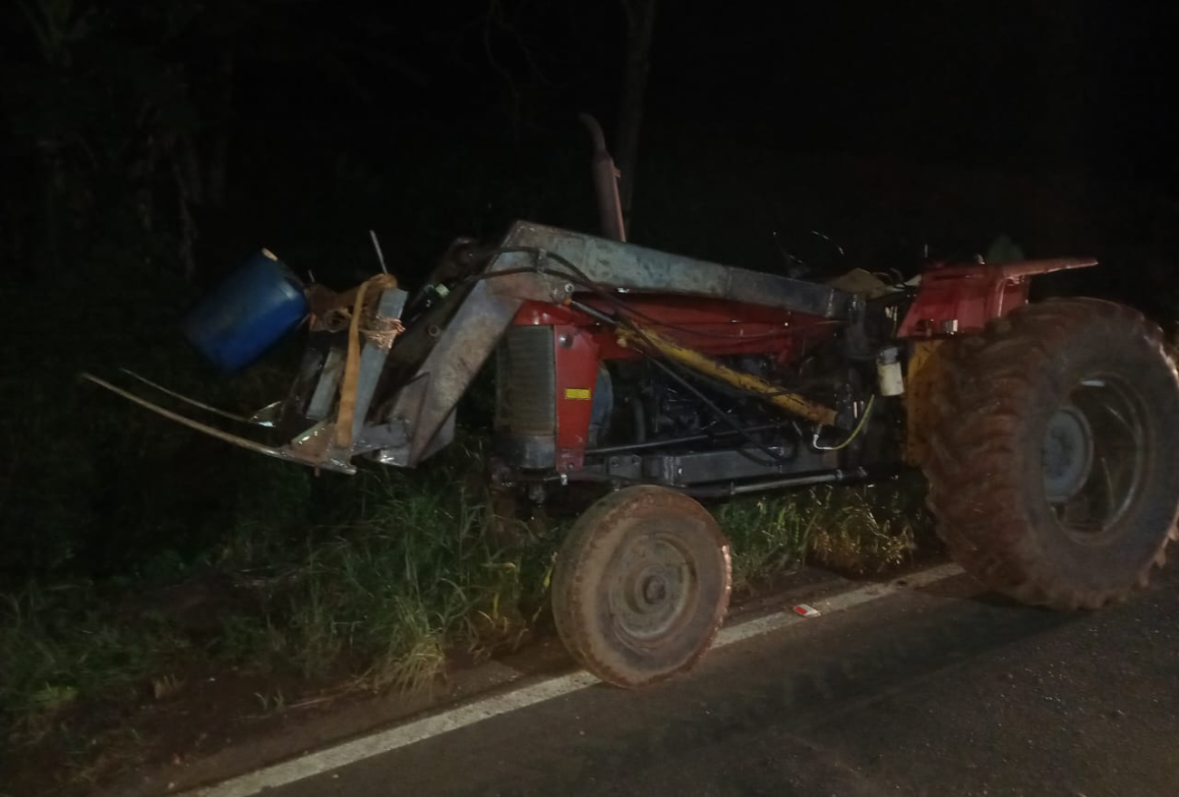 Colisão entre trator e moto deixa motociclista ferido, no Oeste