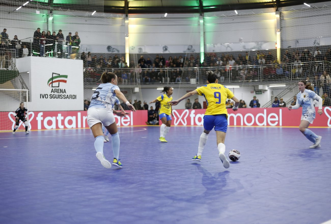 Público lota Arena Ivo Sguissardi para acompanhar vitória da Seleção Brasileira de Futsal