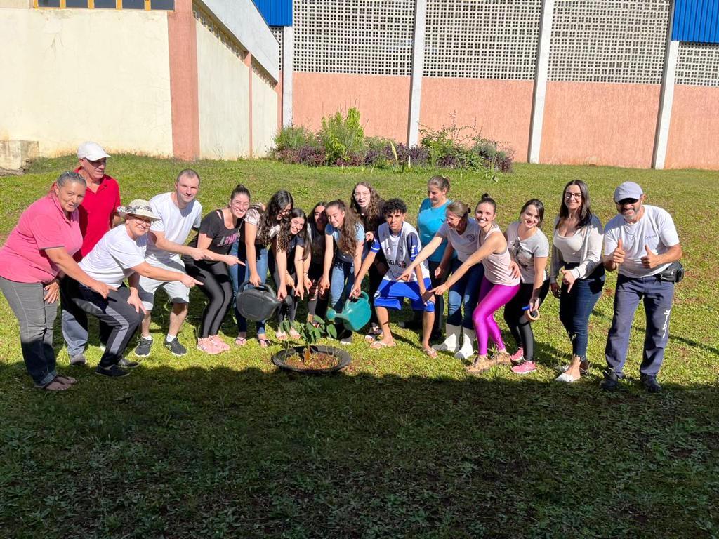 Curso de pós-graduação da Unoesc realiza plantio de árvores na EMEB Janete Cassol