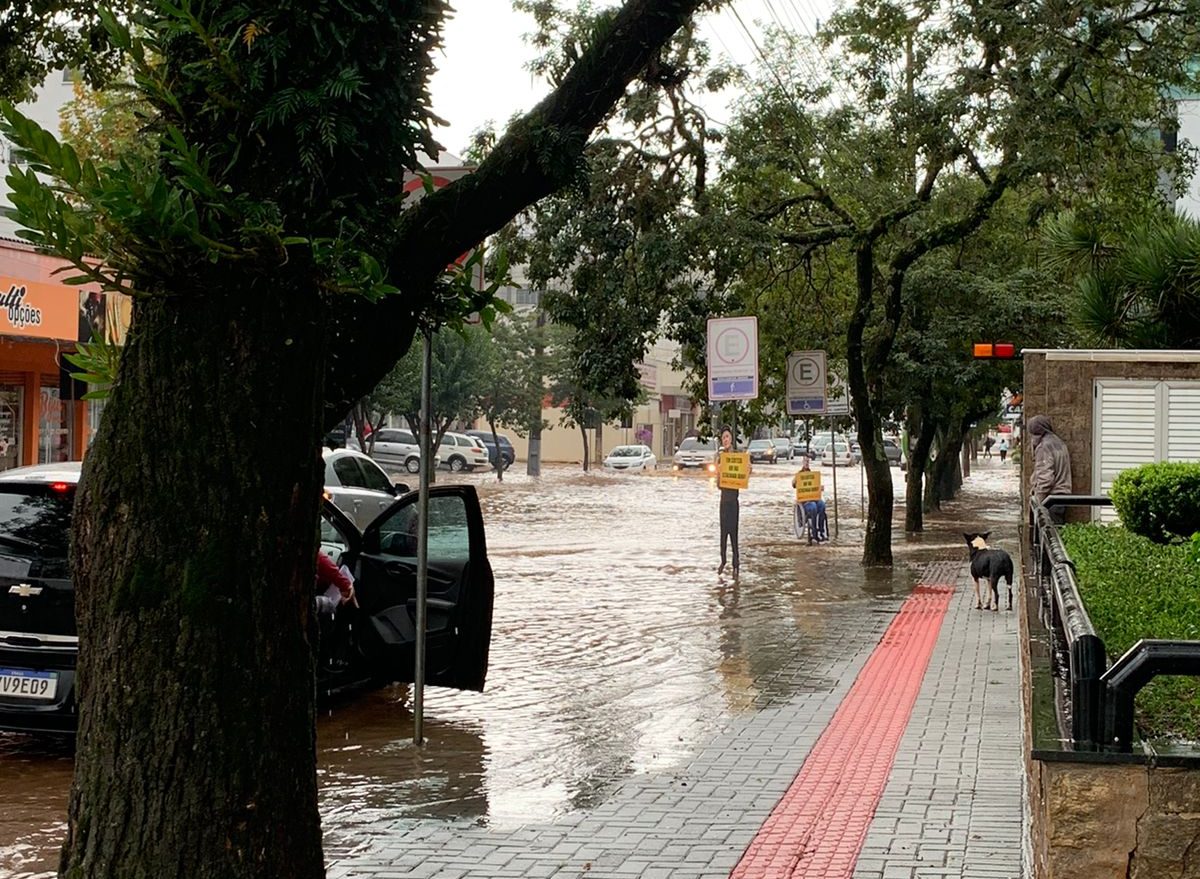 Fotos: Chuva forte causa pontos de alagamento e desmoronamento em Xanxerê