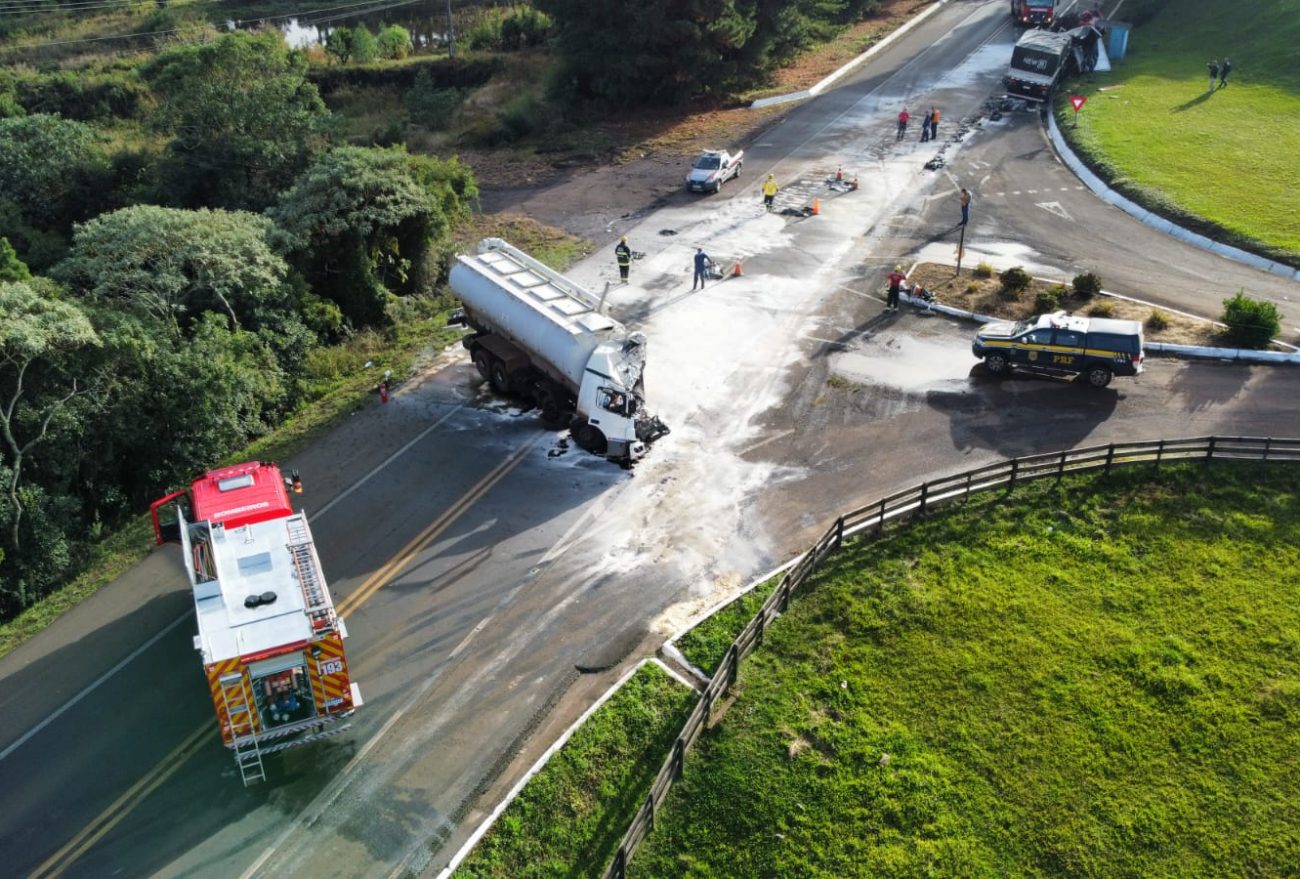 Urgente: grave colisão entre carreta e caminhão resulta em um óbito, na BR – 282 entre Vargeão e Ponte Serrada