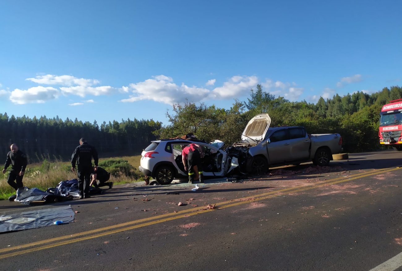 Colisão entre veículos deixa três mortos na BR-282, em Ponte Serrada