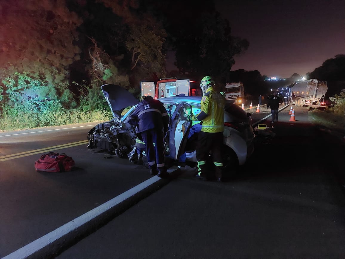 Condutor fica gravemente ferido em colisão entre carro e caminhão na BR-282, em Xanxerê