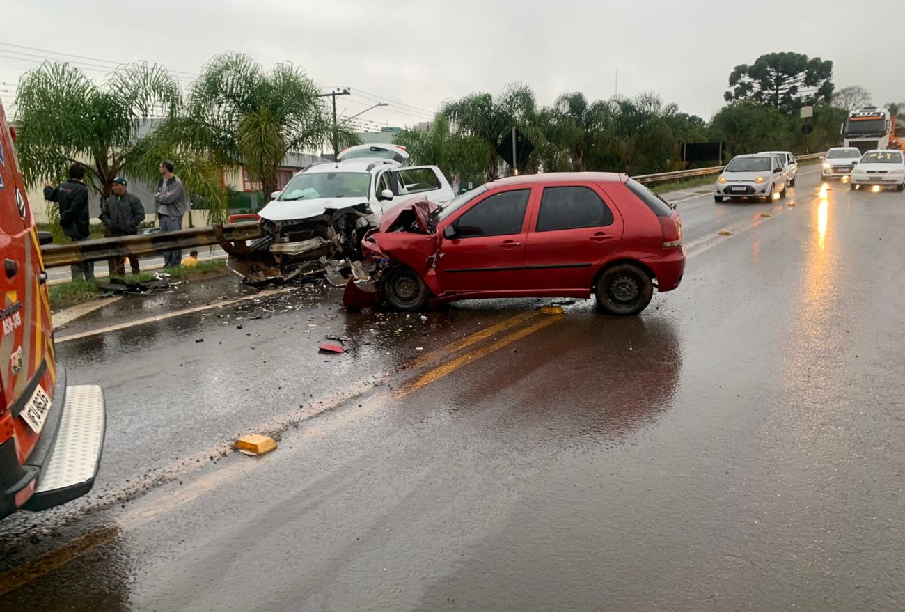 Colisão entre veículos deixa vítimas  feridas na BR 282, em Faxinal dos Guedes