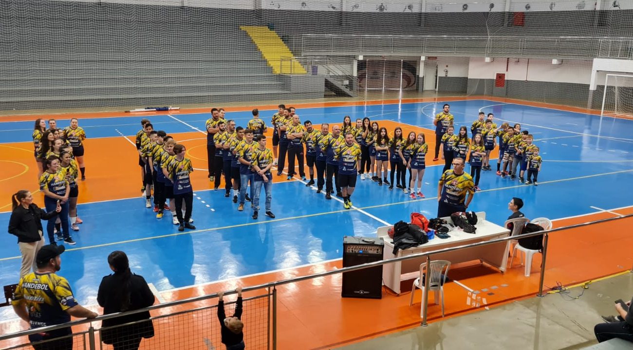 Entrega de uniformes para treinos da modalidade handebol 2023 são realizados em Xanxerê