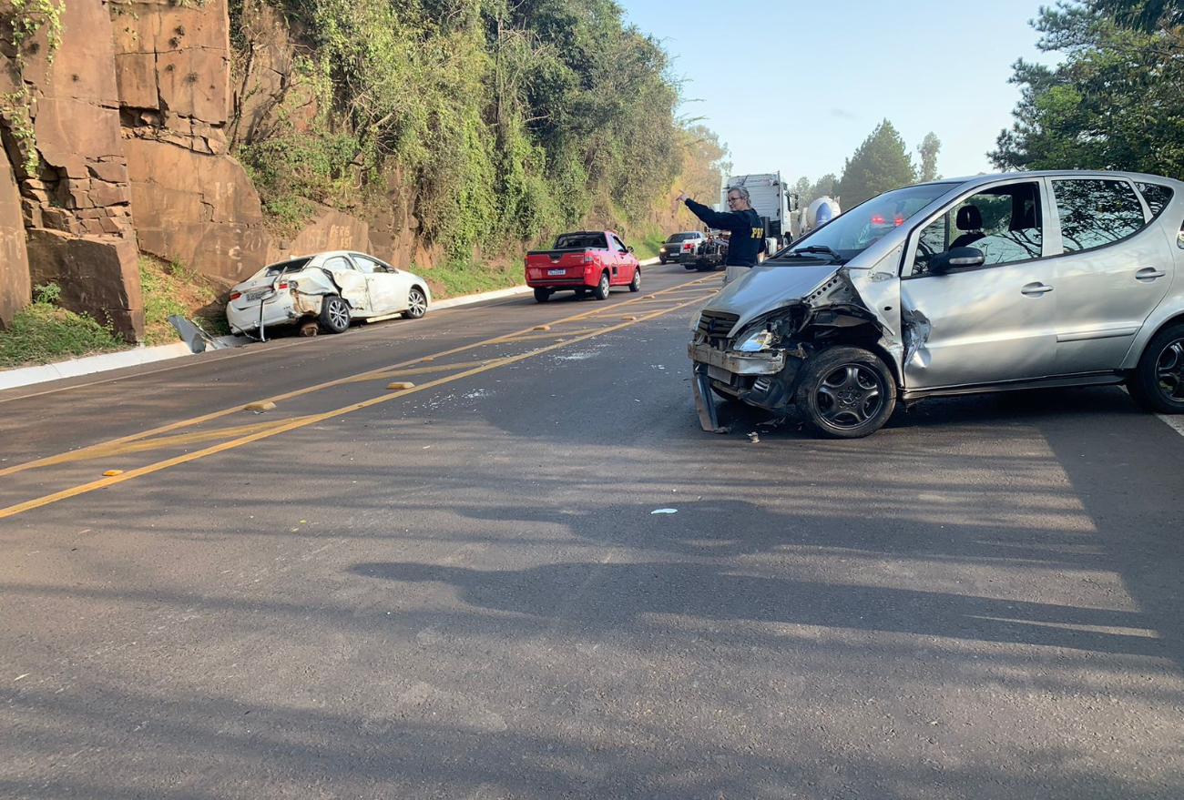 Fotos: acidente envolvendo dois veículos é registrado na BR-282, em Xanxerê