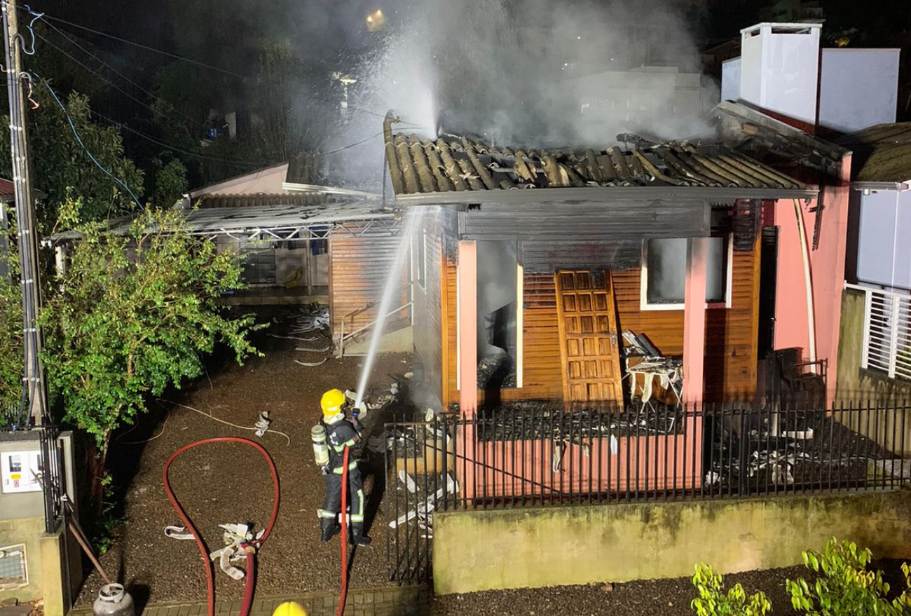 Família de Xanxerê pede ajuda após perder tudo em incêndio