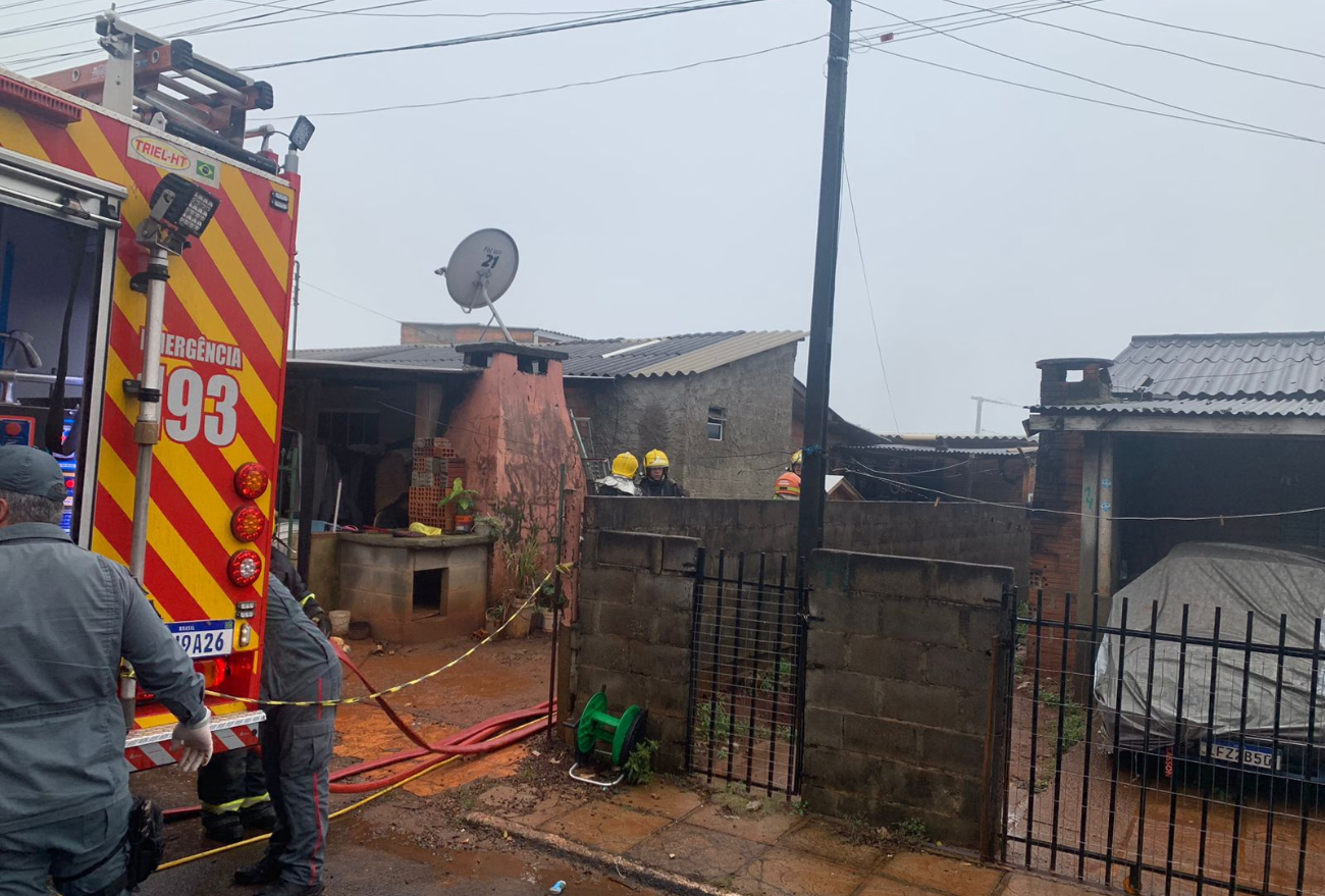 Fotos e vídeo: Incêndio em residência no bairro Pinheiro em Xanxerê