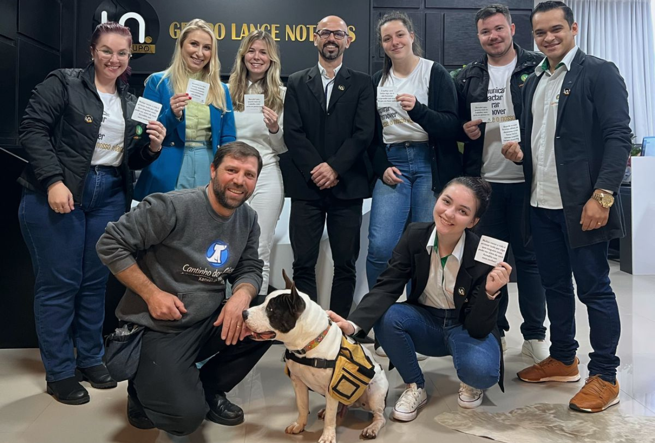 Stiles, o cão mensageiro: espalhando motivação e alegria gratuitamente