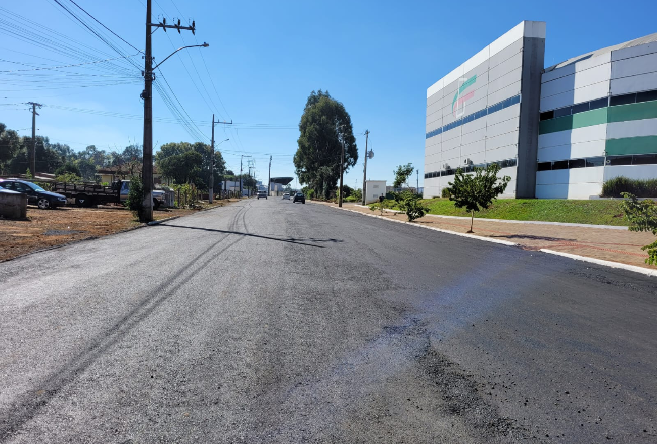 Prefeitura de Xanxerê realiza pavimentação asfáltica na principal rua da Vila União