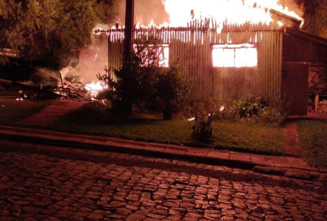 Incêndio em residência no bairro dos Esportes em Xanxerê