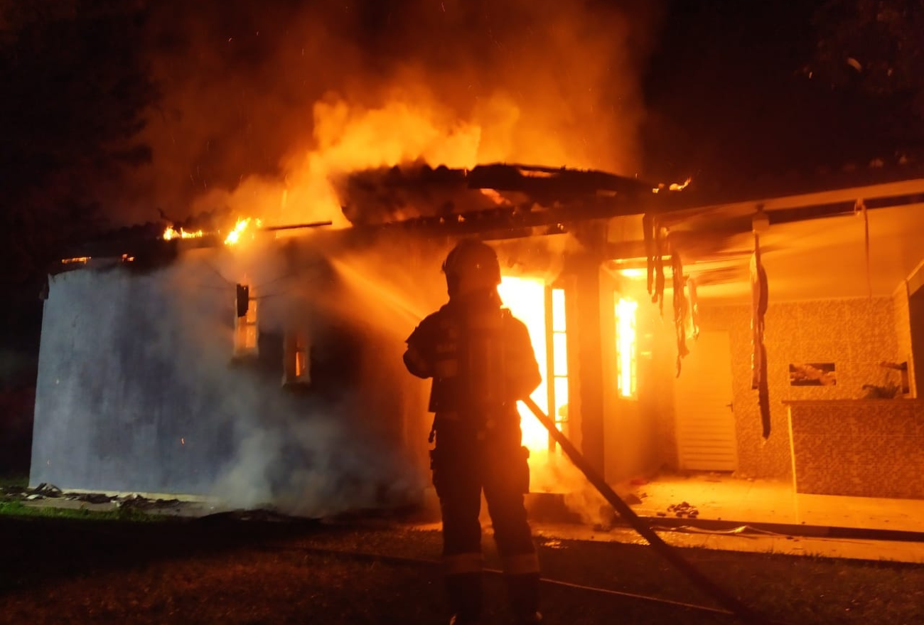 Fotos: Família que teve casa incendiada precisa de ajuda para recomeçar