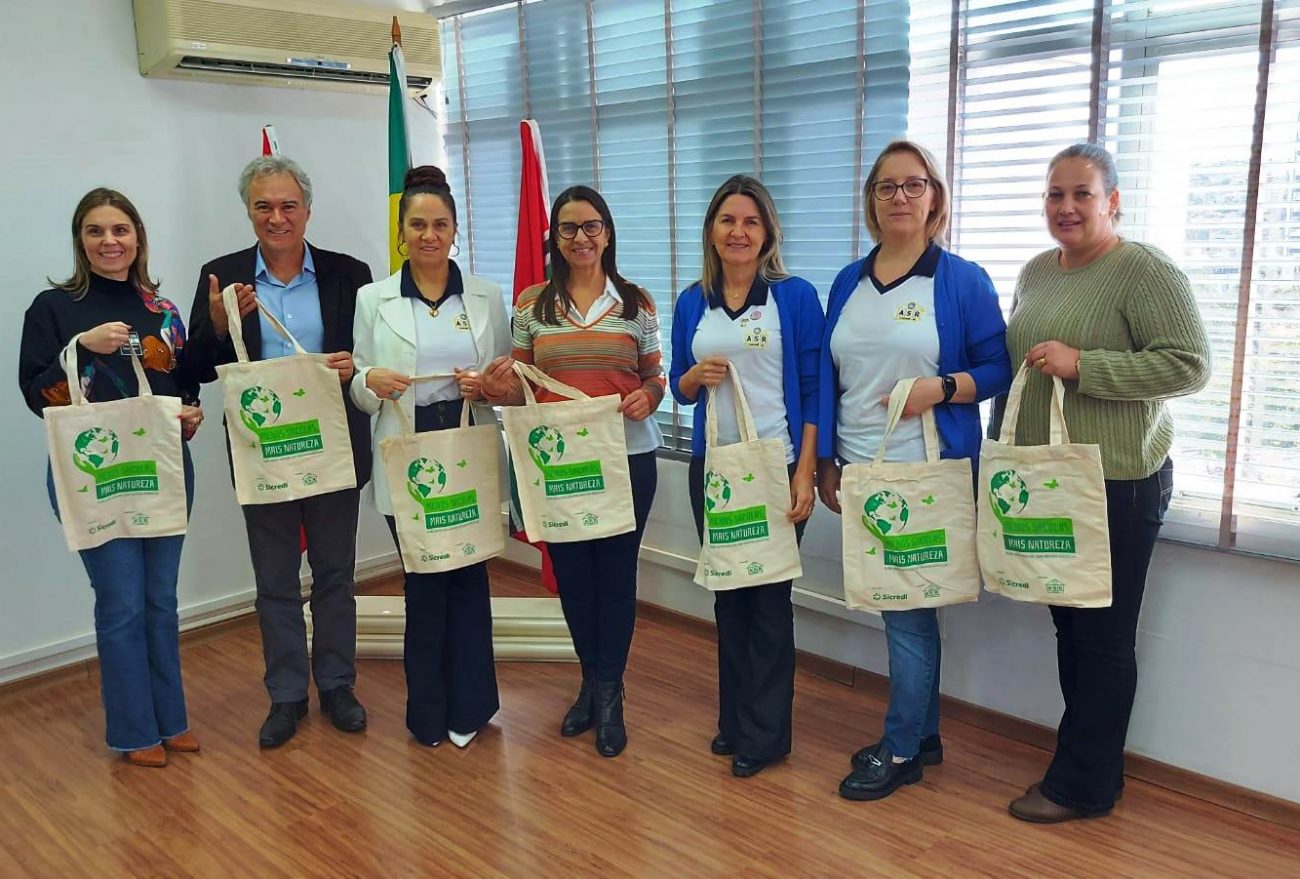 Associação das Senhoras Rotarianas e Sicredi doam sacolas retornáveis à rede Municipal de Ensino de Xanxerê