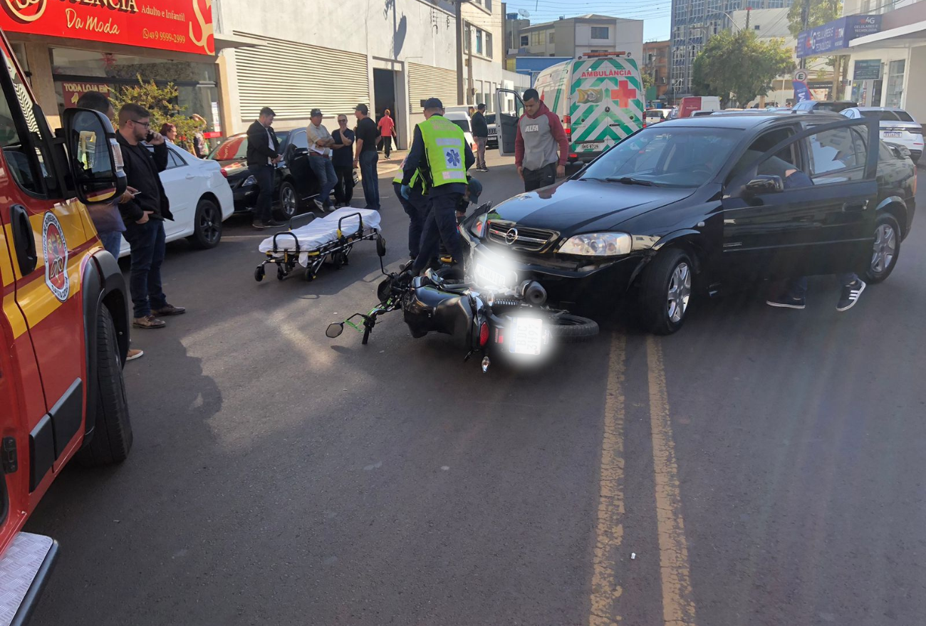 Fotos: acidente entre carro e moto deixa motociclista ferido no Centro de Xanxerê