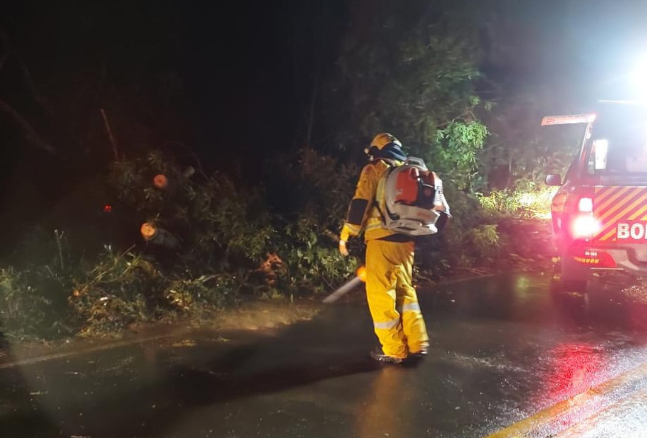 Bombeiros realizam desobstrução de vias após forte chuva no Oeste