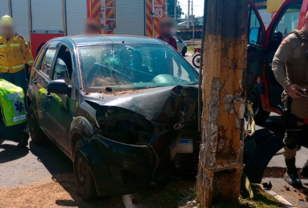 Colisão entre carro e poste causa danos às redes elétricas, no centro de Xanxerê