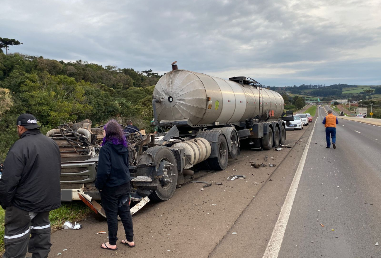 Fotos: grave acidente entre dois caminhões é registrado na BR 282 em Xanxerê
