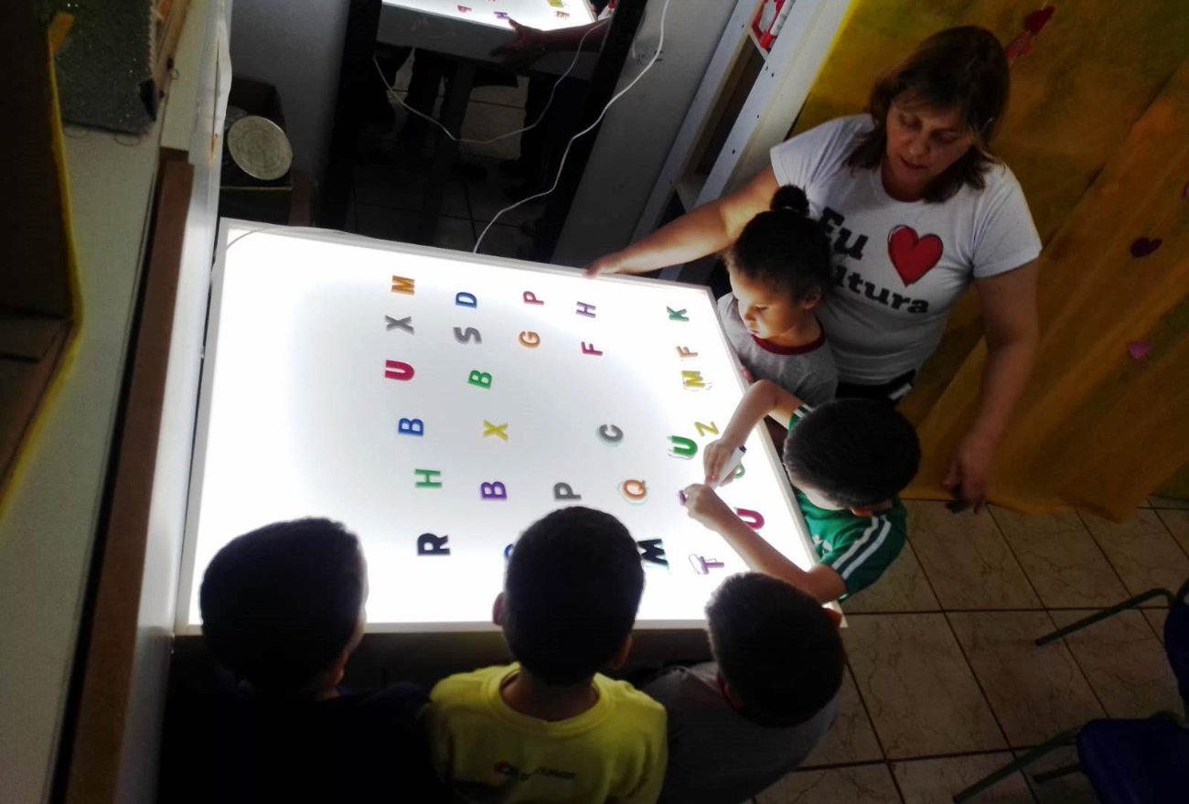 Fotos: alunos da EMEB Pequeno Trabalhador, interagem com alfabeto de forma lúdica e prazerosa