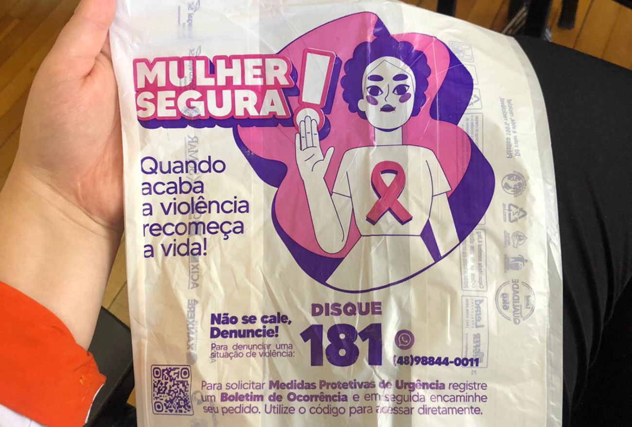 Sacolas com QR Code da campanha “Mulher Segura” são distribuídas no Super Gentil