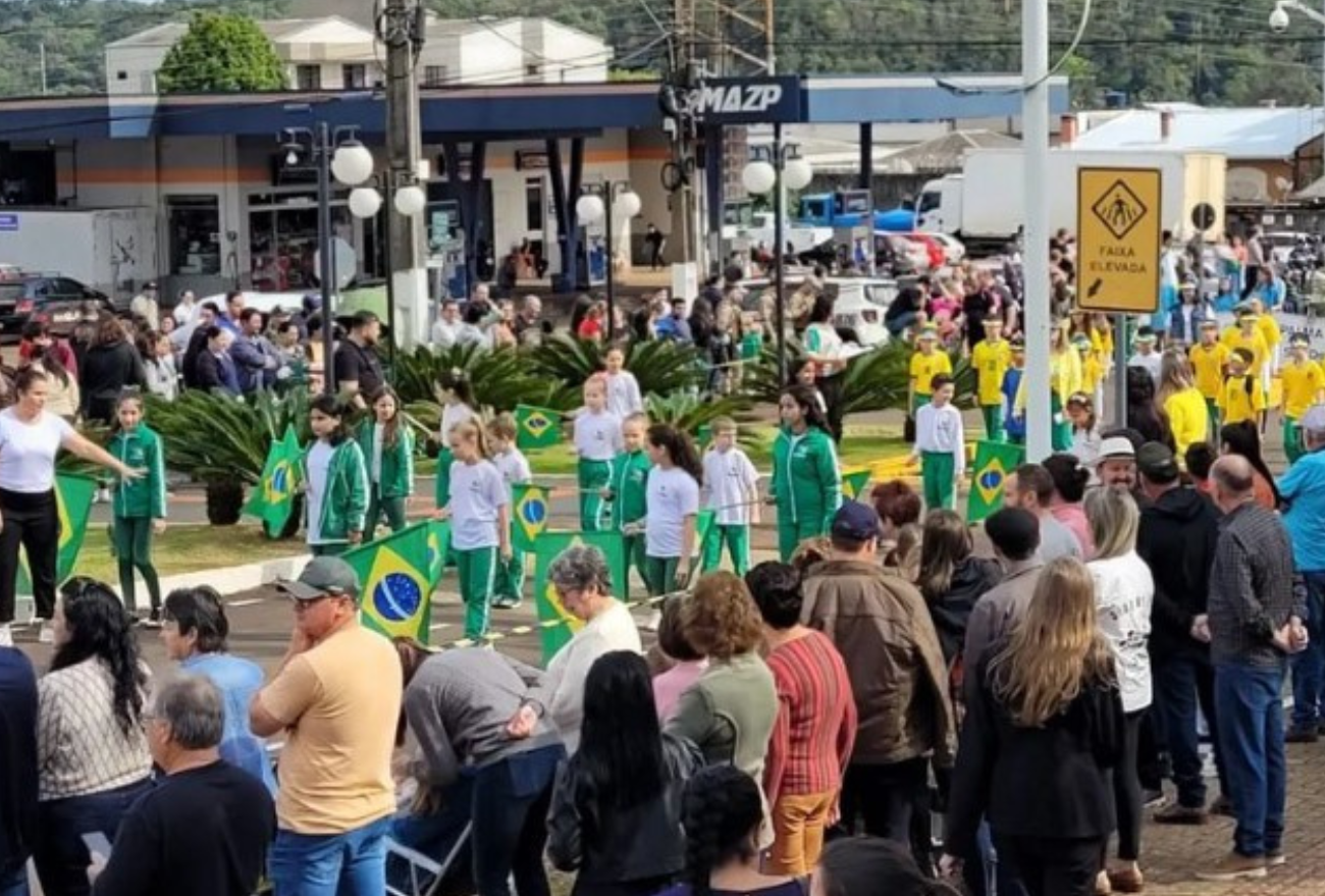 Desfile cívico reúne famílias e expõem apresentações, em São Domingos