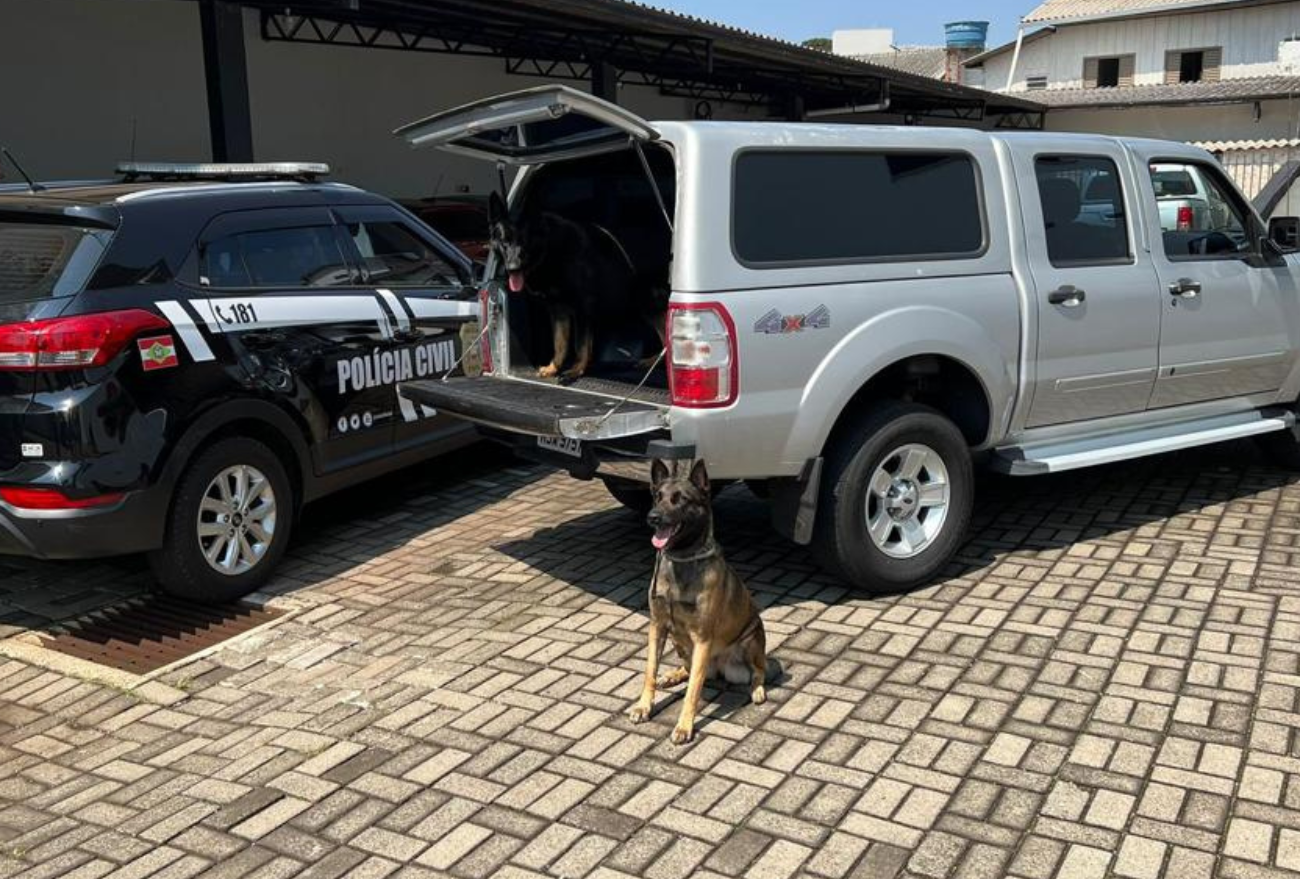 Gaeco de Chapecó doa veículo para o Núcleo de Operações com cães da Polícia Civil de Xanxerê
