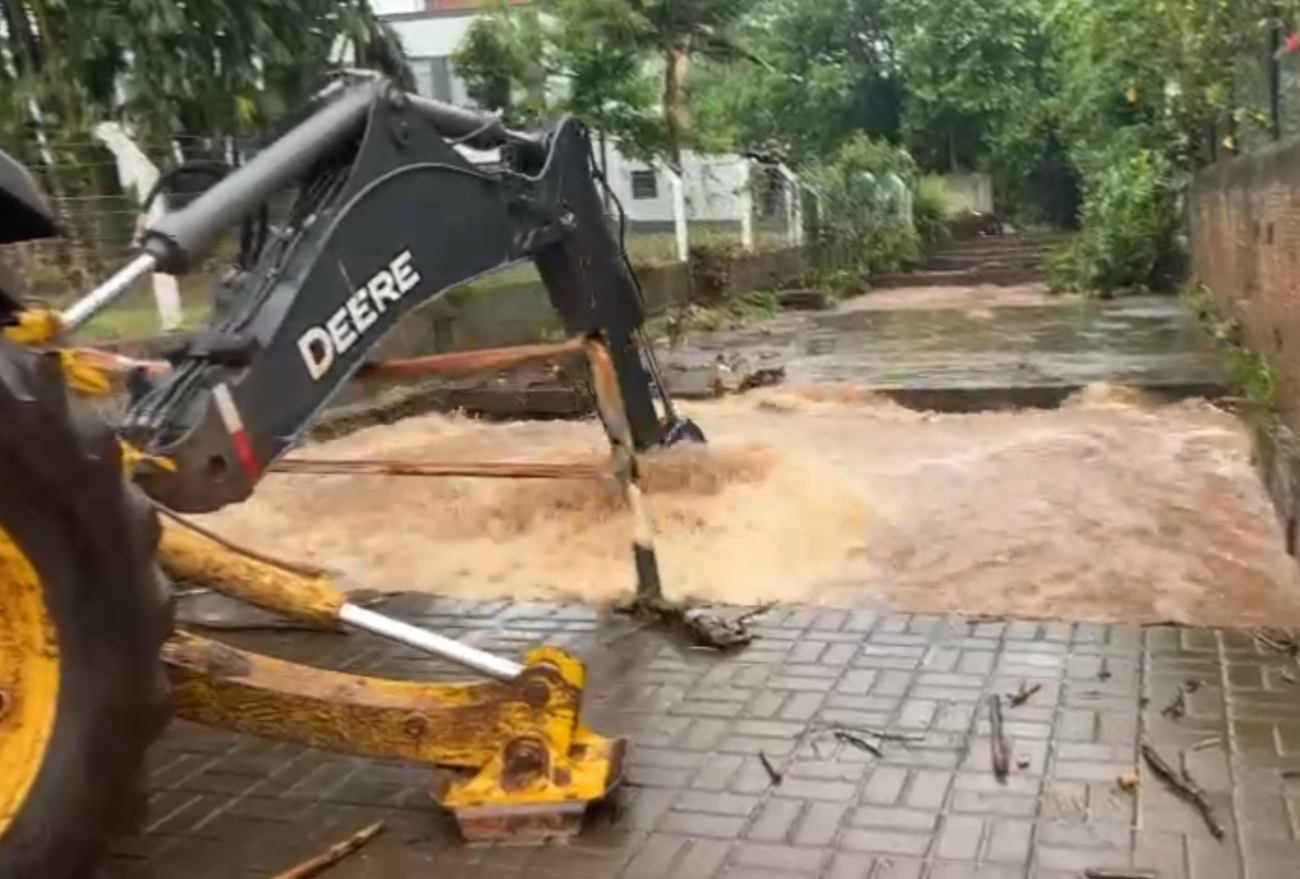 Após Fortes Chuvas, Equipes da Secretaria de Agricultura e Garagem Trabalham na Recuperação do Rio Xanxerê