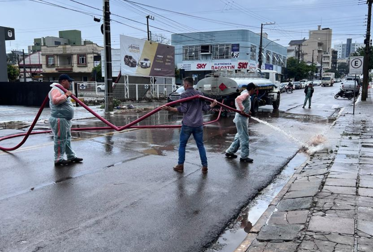 Equipes da Prefeitura de Xanxerê trabalham desde a madrugada para auxiliar vítimas das fortes chuvas