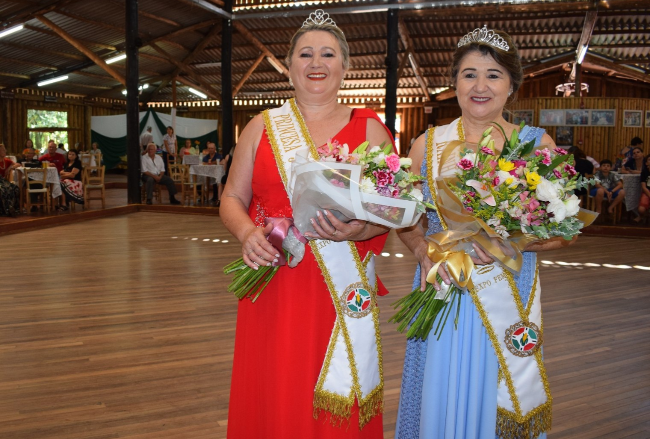 Rainha e Princesa da Melhor Idade de 2022 convidam as mulheres xanxerenses a se inscreverem para as Soberanas de 2024