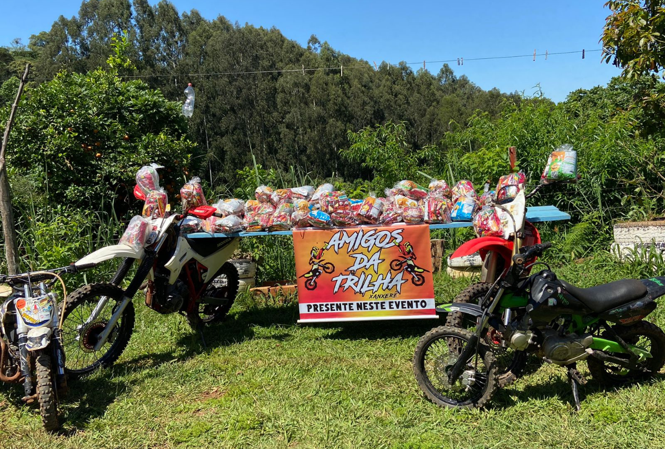 Amigos da trilha de Xanxerê celebram o Dia das Crianças com distribuição de doces