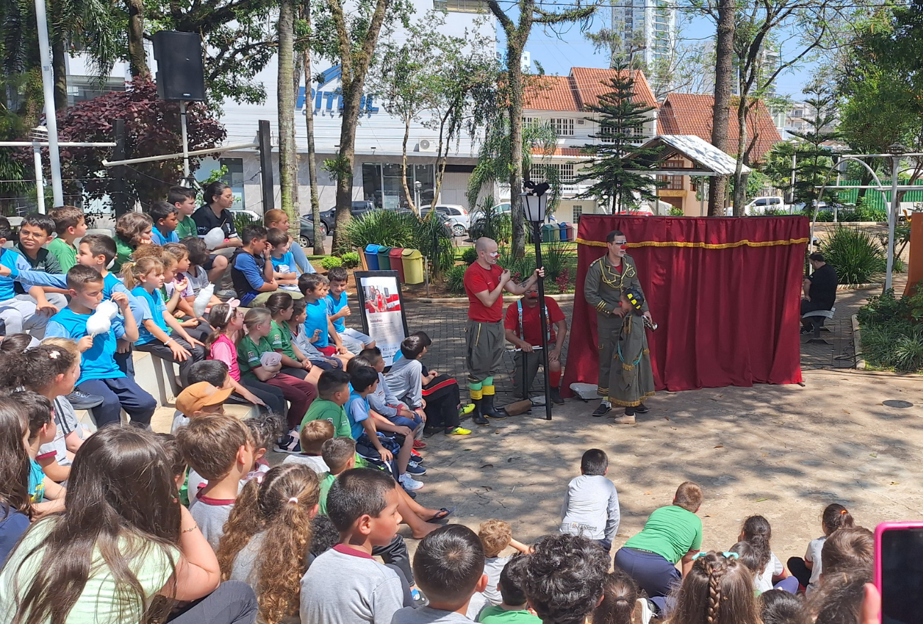 Primeiro dia do II Festival Nacional de Teatro em Xanxerê reúne a população na Praça Tiradentes