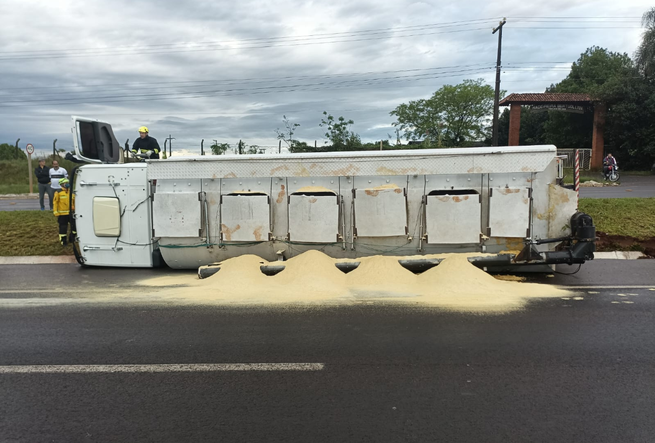 Tombamento de caminhão é registrado na tarde de terça-feira (17), em Xanxerê