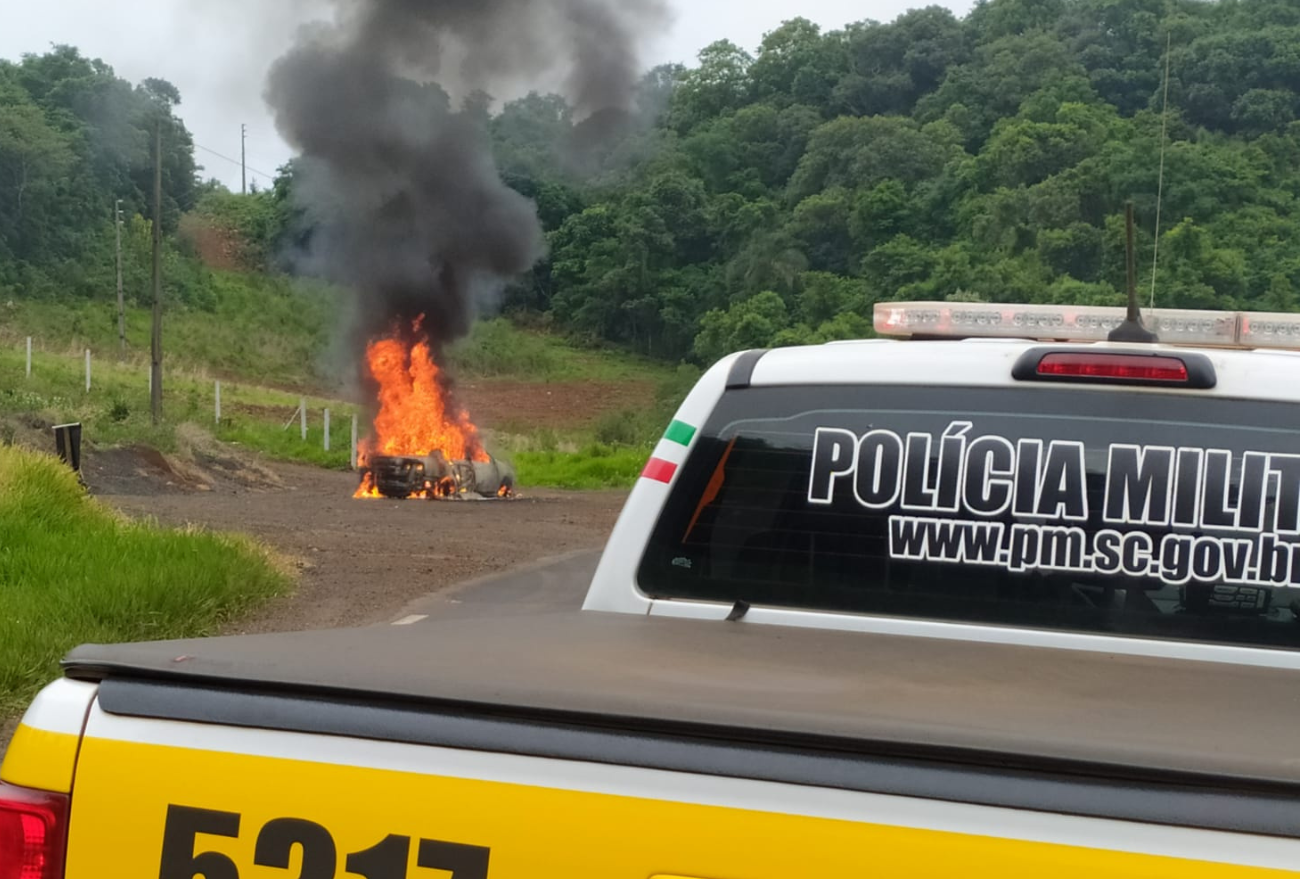 Acidente de trânsito e incêndio em veículo é registrado na tarde desta terça-feira (24), em Ouro Verde