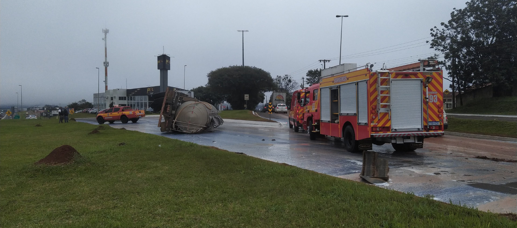 Caminhão com leite refrigerado capota em Xanxerê | Lance Notícias